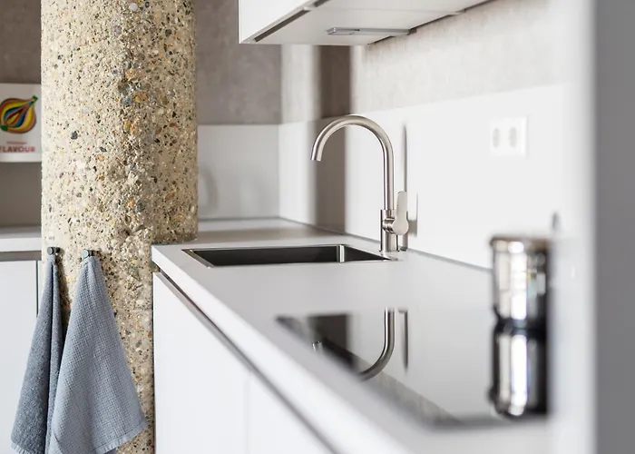 348 Short * Гаага